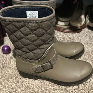 Just need wiping down! Good condition! Great for rain!